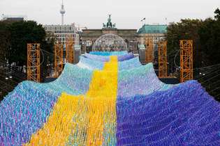 Portão de Brandenburgo foi decorado por artista com 30 mil mensagens de paz