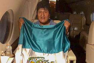 Ex-presidente boliviano partiu para o México na noite dessa segunda-feira (11)
