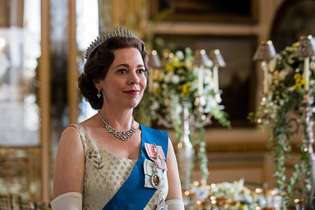 Olivia Colman brilha na pele da rígida Elizabeth II; gravações da série The Crown foram suspensas