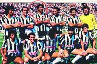 Atlético em 1986 - Em pé: Nelinho, Elzo, João Pedro, Luizinho, Jorge Valença e Pereira. Agachados: Sérgio Araújo, Everton, Nunes, Zenon e Renato Morungaba