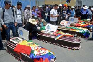 Parentes lamentam os caixões dos apoiadores do ex-presidente boliviano Evo Morales mortos durante confrontos com a polícia em Sacaba, Cochabamba