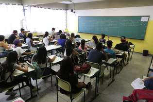 Alunos brasileiros faltam mais às aulas e perdem mais tempo por indisciplina