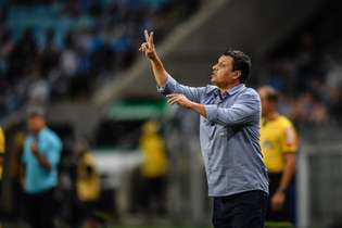 Adilson Batista tenta explicar alterações que fez no time do Cruzeiro para jogo contra o Grêmio