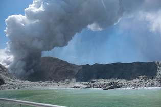 Cem turistas se encontravam no vulcão ou junto a ele no momento da erupção, sendo que vários ainda estão desparecidos