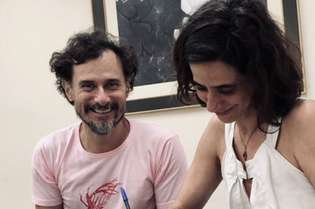 O ator da novela "Amor de Mãe", da Rede Globo, assina os papéis da união com Mariana Lima
