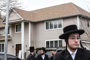 Um homem esfaqueou cinco pessoas que estavam em uma festa judaica nos EUA