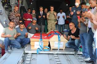 Oficiais turcos e somalis rezam pelos mortos pelo atentado terrorista com carro-bomba de sábado (28)
