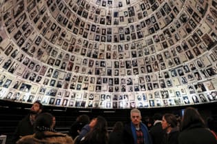 O memorial, criado em 1953, tem o objetivo de perpetuar a memória do genocídio do povo judeu durante a Segunda Guerra Mundial