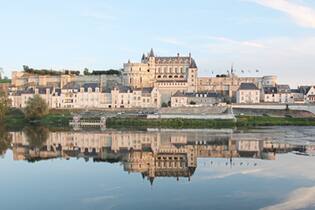 O Château de Amboise se reflete no espelho d’água do Loire, rio mais extenso da França, com 1.012 km de extensão