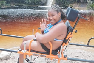Cadeira adaptada permitiu que Simara Silva, de 15 anos, conhecesse o lago dos Espelhos, em Ibitipoca; parque tem 48 cachoeiras