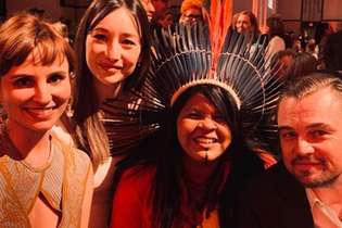 A diretora Petra Costa com Leonardo DiCaprio e a líder indígena Sonia Guajajara