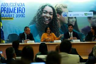 A ministra Damares Alves (centro) e o ministro da Saúde, Luiz Henrique Mandetta (à direita) no lançamento oficial da campanha nesta segunda-feira