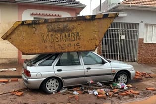 Caçamba foi parar em cima de carro após chuva forte em Botucatu, no interior de São Paulo
