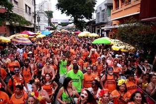 Desfile. O Volta Belchior, um dos blocos que atraem centenas de foliões ao bairro de Santa Tereza