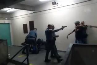 Vídeos mostram policiais agredindo estudantes na Escola Estadual Professor Amydio de Barros