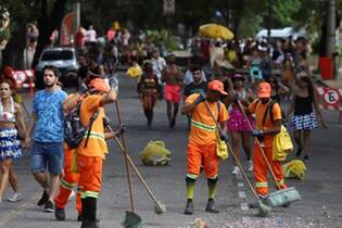 Cerca de 1.400 profissionais estão atuando para manter a limpeza da cidade no Carnaval
