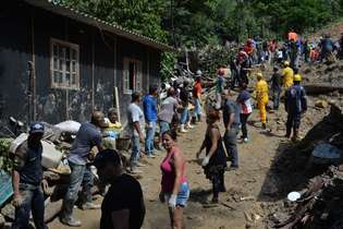 Muitas famílias da Baixada Santista perderam tudo nos deslizamentos de terra causados pela chuva