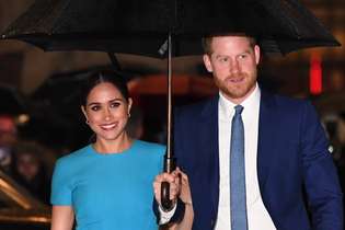 Meghan e Harry chegaram debaixo de chuva a evento
