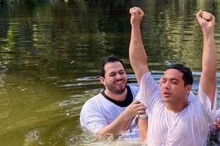 Cantor sertanejo compartilhou em seu Instagram fotos de seu batismo no rio Jordão