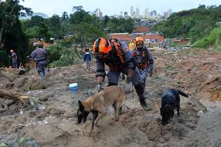 As chuvas que atingiram a Baixada Santista deixaram pelo menos 42 pessoas mortas e outras 36 desaparecidas
