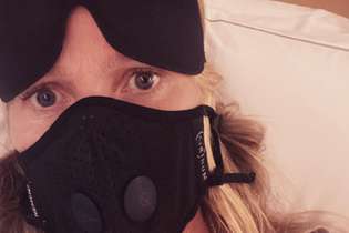 A atriz Gwyneth Paltrow usa máscara de proteção contra o coronavírus