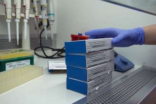 Laboratório da Fundação Ezequiel Dias (Funed) realiza os testes para a doença