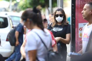 No momento crítico da pandemia no país, ainda é possível ver pessoas sem máscara em BH