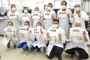 Profissionais do laboratório Hospital de Pronto-Socorro João XXIII em Belo Horizonte