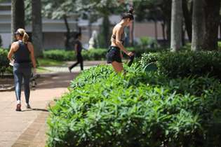 Moradores seguem com rotina de exercícios físicos na praça da Liberdade em BH
