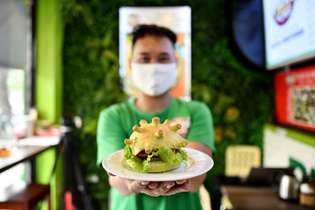 Restaurante em Hanói, capital do Vietnã, cria hambúrguer com tema de coronavírus
