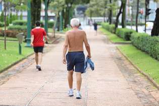 Em BH, apesar do alerta do coronavírus, idosos seguem com rotina de caminhada na Praça da Liberdade