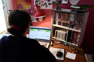 Estudante do ensino médio faz sua lição de casa por meio do site do Centro Nacional de Educação a Distância, na França