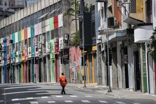 Rua de compras em São Paulo vazia após decreto de quarentena