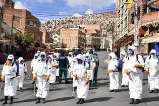 Equipes de saúde pelo mundo, com as da Bolívia, não medem esforços para tentar conter pandemia de coronavírus