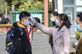 Estudantes na China têm a temperatura medida antes de irem para a aula