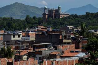 Vista geral da sede da Fundação Oswaldo Cruz (FIOCRUZ) e da favela do Complexo da Mare, no Rio de Janeiro