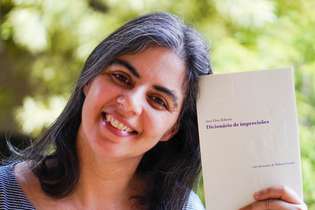 A escritora Ana Elisa Ribeiro, autora de "Dicionário de Imprecisões"