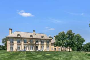 A mansão, localizada no estado de Nova Jersey, chama a atenção pelo tamanho e imponência