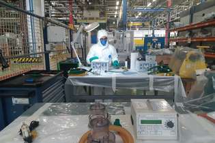 Profissionais da FCA trabalham no conserto dos respiradores no laboratório de eletrônica da fábrica da montadora em Betim