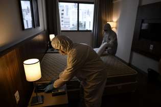 Quarto de hotel em BH é desinfectado por funcionários da limpeza