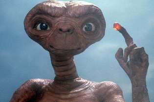 Em "E.T.:", o jovem Elliott faz amizade com um pequeno alienígena
