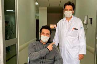 Empresário paulista posa com médico após sair do hospital depois de 21 dias internado com o novo coronavírus