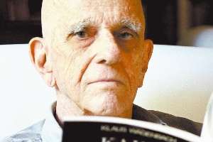 O escritor, que ia completar 95 anos no dia 1º de maio, faleceu em decorrência de um infarto, ocorrido na hora do almoço