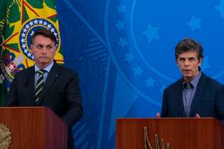 Bolsonaro ao lado do então novo ministro da Saúde Nelson Teich