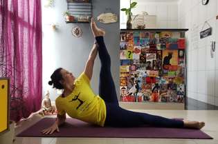 A professora de ioga Ludmila Bigonha teve que adaptar seu trabalho e divulga as aulas online por uma plataforma no Instagram