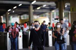 Uso de máscaras é obrigatório para deslocamento por ônibus e pelo metrô em BH