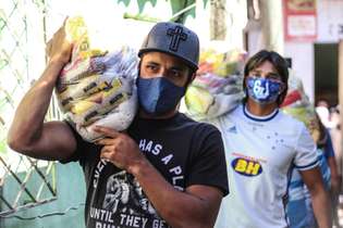 Referências do Cruzeiro participam de ação solidária em comunidade de Contagem