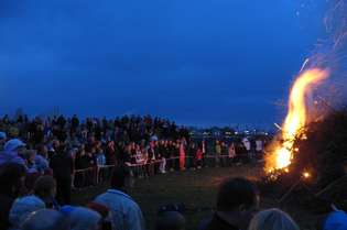 Todo ano, celebrações da noite de Walpurgis, na Suécia, reúnem milhares de pessoas; neste ano, aglomeração em Lund foi evitada