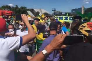Repórteres são agredidos por manifestantes favoráveis a Bolsonaro em Brasília