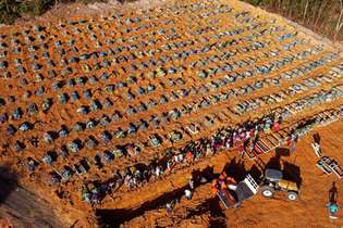 Vista aérea do sepultamento em massa no Cemitério Parque Tarumã em Manaus